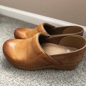 Dansko Professional Clog Honey Distressed Size 40